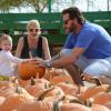 Tori Spelling, son mari Dean McDermott et leurs enfants Finn, Liam, Stella et Hattie chez Pumpkin Patch à Los Angeles, le 13 octobre 2013.