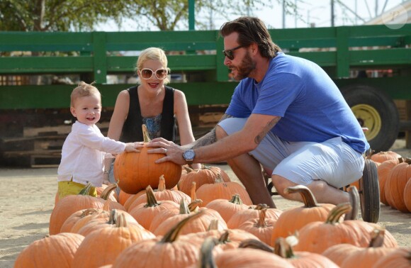 Tori Spelling, son mari Dean McDermott et leurs enfants Finn, Liam, Stella et Hattie chez Pumpkin Patch à Los Angeles, le 13 octobre 2013.