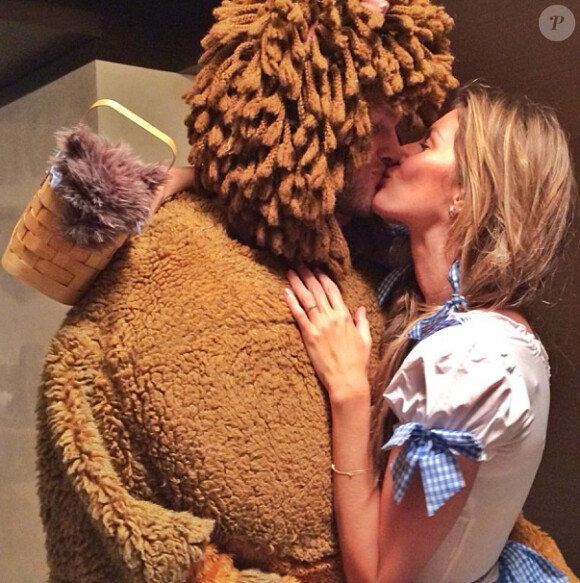 Gidele Bündchen a posté une photo de son déguisement d'Halloween avec son époux Tom Brady. Le couple a rendu hommage au Magicien d'Oz