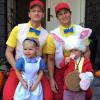 Neil Patrick Harris et son conjoint David Burtka prennent la pose avec leurs enfants Gideon Scott et Harper Grace dans leurs costumes d'halloween.