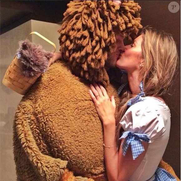 Tom Brady et Gisele Bündchen, en amoureux pour Halloween 2013, se sont déguisés en lion et Dorothy, personnage du film The Wizard of Oz.