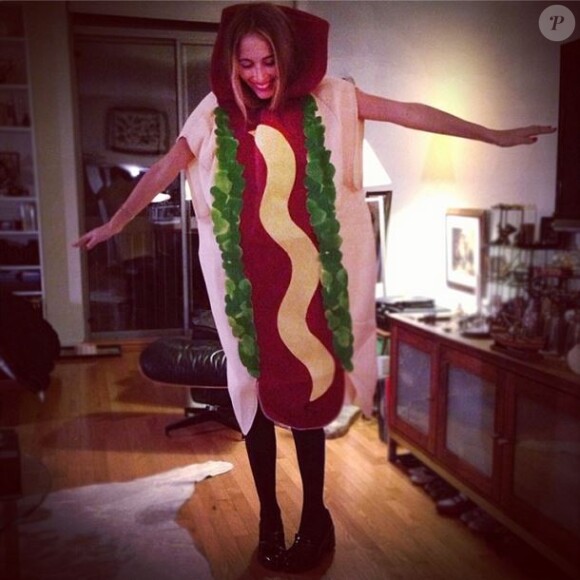 Harley Viera-Newton a souhaité faire rire et non peur pour Halloween 2013 ! Son déguisement de hot dog l'aide-t-il à réussir sa mission ?