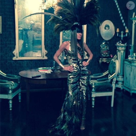 Anna Dello Russo a assisté à la soirée Hallowood Disco Africa dans un chapeau Ely B by Eleonora Bruno et une robe scintillante zébrée.