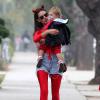 Alessandra Ambrosio et son fils Noah, déguisés en diables dans les rues de Los Angeles. Le 26 octobre 2013.