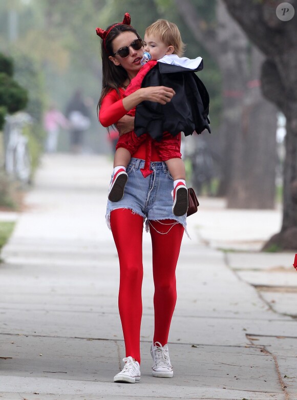 Alessandra Ambrosio et son fils Noah, déguisés en diables dans les rues de Los Angeles. Le 26 octobre 2013.