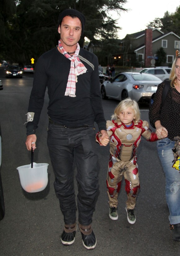 Gavin Rossdale et son fils Zuma, déguisé en Iron Man pour Halloween. Los Angeles, le 31 octobre 2013.