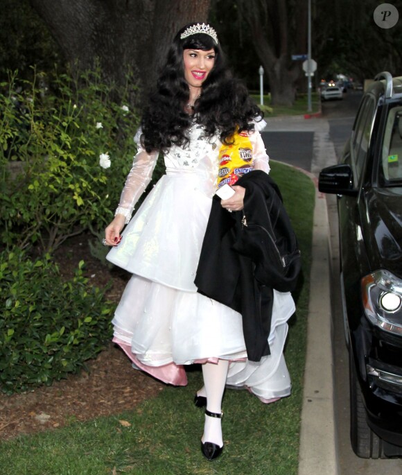Gwen Stefani, enceinte et transformée en princesse, défie ses voisins "au trick or treat ?" avec son mari Gavin Rossdale et leurs enfants Kingston and Zuma pour Halloween. Los Angeles, le 31 octobre 2013.