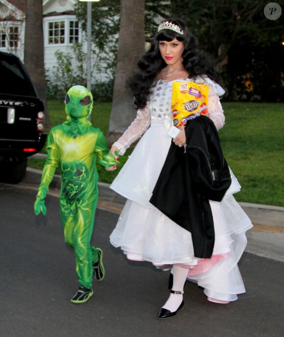 Gwen Stefani et son fils Kingston, déguisés en princesse et lézard pour Halloween. Los Angeles, le 31 octobre 2013.