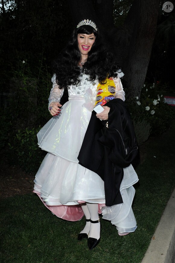 Gwen Stefani fait la chasse aux bonbons en famille pour Halloween. Los Angeles, le 31 octobre 2013.