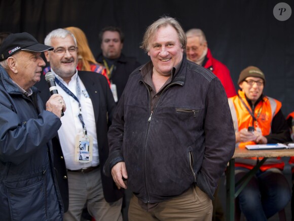 Gérard Depardieu donne le depart du rallye de Condroz à Huy en Belgique, le 1er novembre 2013.
