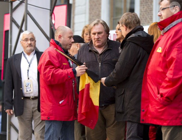 Gérard Depardieu donne le depart du rallye de Condroz à Huy en Belgique, le 1er novembre 2013.