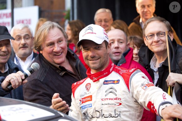 Gérard Depardieu et Sebastien Loeb posent avant le départ du rallye de Condroz à Huy, en Belgique, le 1er novembre 2013.