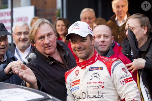 Gérard Depardieu et Sebastien Loeb posent avant le départ du rallye de Condroz à Huy, en Belgique, le 1er novembre 2013.