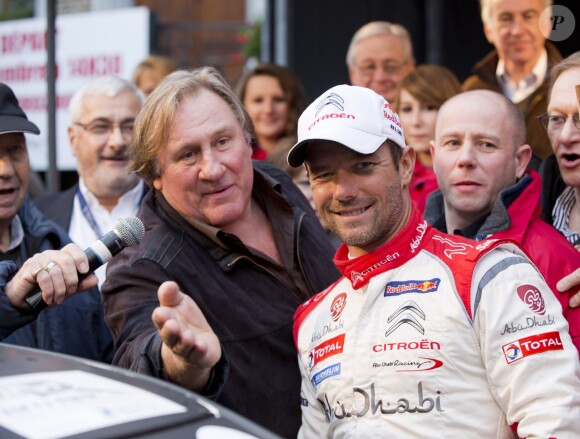Gérard Depardieu et Sebastien Loeb posent avant le départ du rallye de Condroz à Huy, en Belgique, le 1er novembre 2013.
