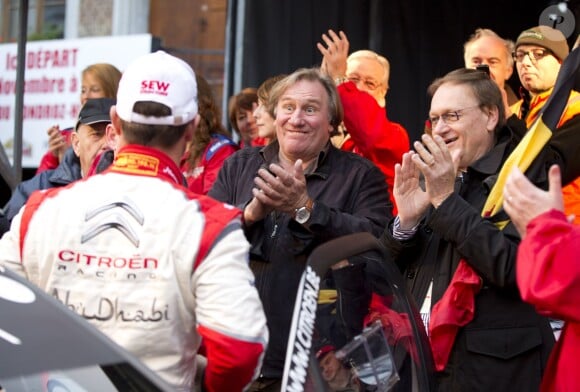 Gérard Depardieu et Sebastien Loeb posent avant le départ du rallye de Condroz à Huy, en Belgique, le 1er novembre 2013.