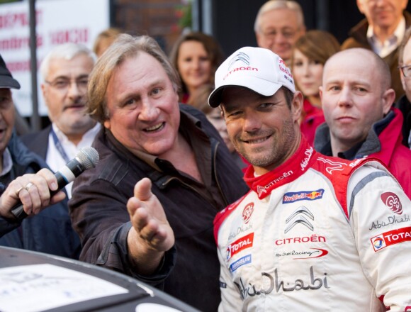 Gérard Depardieu et Sebastien Loeb posent avant le départ du rallye de Condroz à Huy, en Belgique, le 1er novembre 2013.