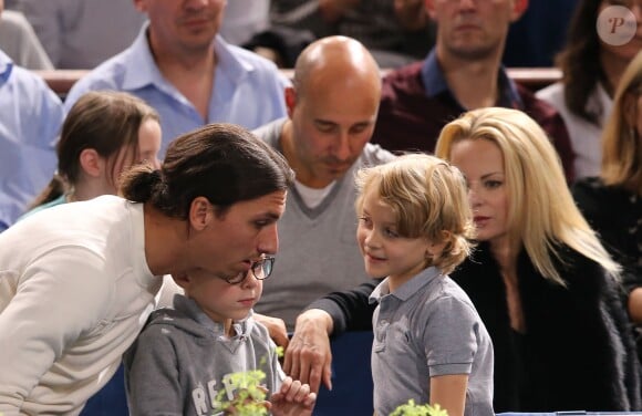 Zlatan Ibrahimovic, papa attentif avec sa femme Helena Seger et leurs deux fils Maximilian, 7 ans, et Vincent, 5 ans, assistaient le 2 novembre 2013 à la demi-finale entre Novak Djokovic et Roger Federer au BNP Paribas Masters de Paris-Bercy.