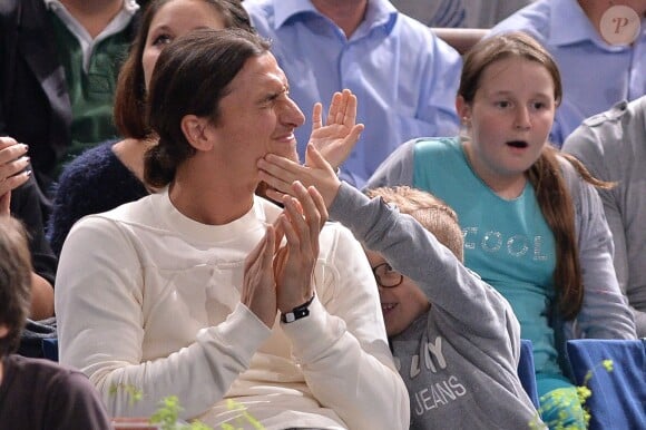 Et vlan, zlatané, le Zlatan ! Zlatan Ibrahimovic, sa femme Helena et leurs fils Maximilian (7 ans) et Vincent (5 ans) assistaient en famille à la demi-finale Djokovic-Federer au Masters de Paris-Bercy le 2 novembre 2013