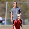 Gavin Rossdale et son fils Kingston au stade de foot, le samedi 2 novembre 2013 à Los Angeles.