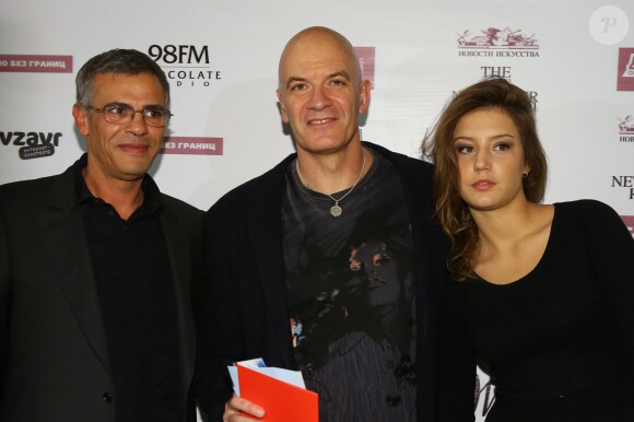 Abdellatif Kechiche et Adèle Exarchopoulos entourent Sam Klebanov à la première russe du film La Vie d'Adèle au Gogol Centre, Moscou, le 2 novembre 2013.