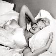   Marilyn Monroe dans un reportage photo de Bob Beerman pour l'interview par Sidney Skolsky à l'appartement de Doheny Drive, en juin 1953, pour l'article " I Love Marilyn ", publié dans le magazine Modern Screen d'octobre 1953. Cette photographie ne sera pas publié dans le magazine.  