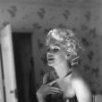 Marilyn Monroe se parfumant avec Chanel N°5 à l'Hôtel Ambassador à New York, le 24 mars 1955, avant d'assister à la première de "La chatte sur un toit brûlant" de Tennessee Williams, au Morosco Theatre à Broadway.