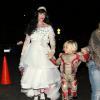 Gwen Stefani et le petit Zuma célèbrent Halloween à Los Angeles le 31 octobre 2013.