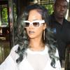 Zoom sur les beauty look de Rihanna : la star ose tout même les cheveux gris
