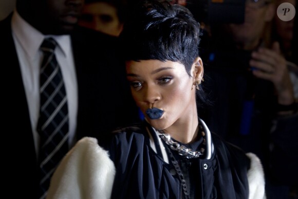 Zoom sur les beauty look de Rihanna : le rouge à lèvres bleu, même pas peur !
