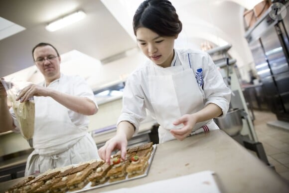 Préparation d'un mille-feuille dans les cuisines de l'Elysée, le 31 octobre 2013.