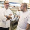 Le nouveau chef de l'Elysée, Guillaume Gomez (à droite) avec son prédécesseur Bernard Vaussion, dans la cuisine du palais présidentiel, le 31 octobre 2013.