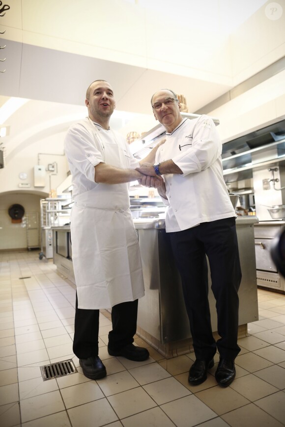 Le nouveau chef de l'Elysée, Guillaume Gomez (à gauche) avec son prédécesseur Bernard Vaussion, dans la cuisine du palais présidentiel, le 31 octobre 2013.