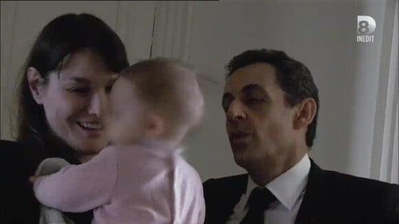 Après son grand discours de l'entre deux tours au Trocadéro, Nicolas Sarkozy retrouve sa fille Giulia. Extrait de Campagne intime de Farida Khelfa.