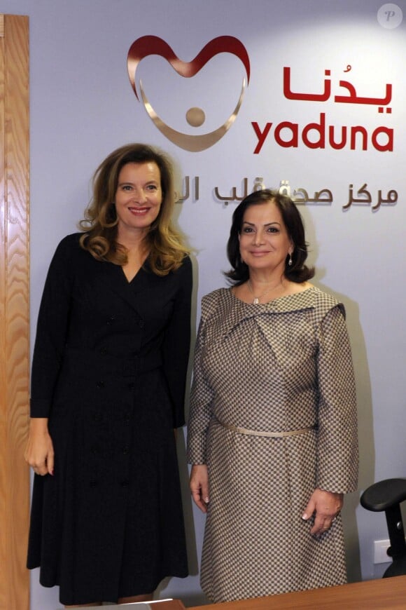Valérie Trierweiler rencontre Wafaa Suleiman, la femme du président du Liban Michel Suleiman, lors d'une visite au centre de santé "Yaduna", à Baabda, le 5 novembre 2013.