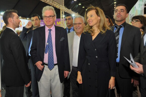 Valerie Trierweiler et l'ambassadeur de France au Liban Patrice Paoli au Salon du Livre Francophone à Beyrouth, le 5 novembre 2013.