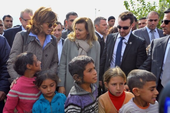 Valerie Trierweiler et Nora Joumblatt visitent un camp de réfugiés syriens à Dalhamye au Liban le 5 novembre 2013.