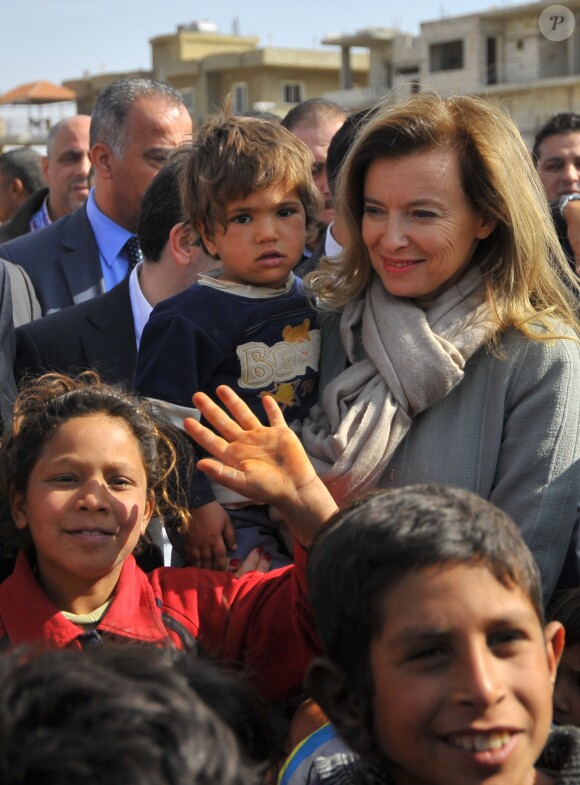 La première dame Valérie Trierweiler visite un camp de réfugiés syriens à Dalhamye au Liban le 5 novembre 2013.