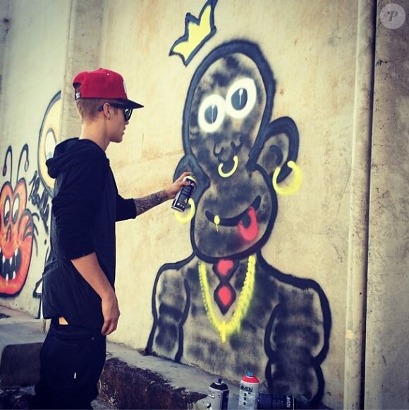 Justin Bieber s'est adonné à son nouvel hobby, le graffiti, lors de son séjour au Brésil.