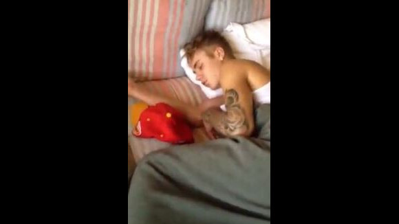 Justin Bieber : Filmé au lit par une mystérieuse inconnue...