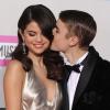 Justin Bieber et Selena Gomez à la cérémonie des American Music Awards au Nokia Theatre de Los Angeles, le 20 novembre 2011.