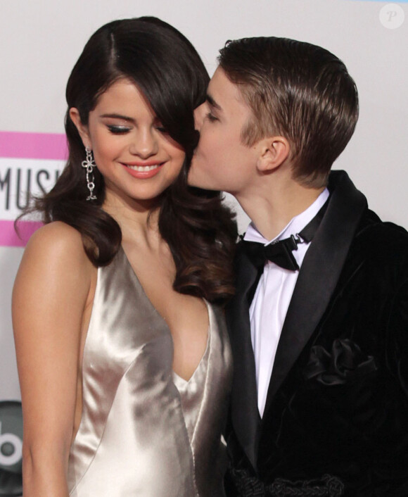 Justin Bieber et Selena Gomez à la cérémonie des American Music Awards au Nokia Theatre de Los Angeles, le 20 novembre 2011.