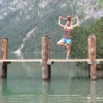 Exclusif - Adeline Blondieau fait du yoga avec sa fille Wilona en Autriche, le 30 septembre 2013