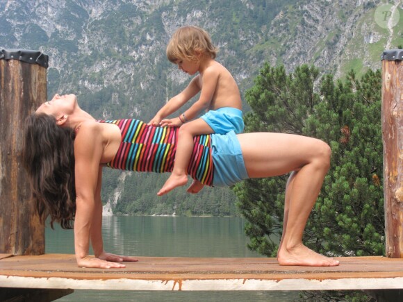 Exclusif - Adeline Blondieau fait du yoga avec sa fille Wilona en Autriche, le 30 septembre 2013