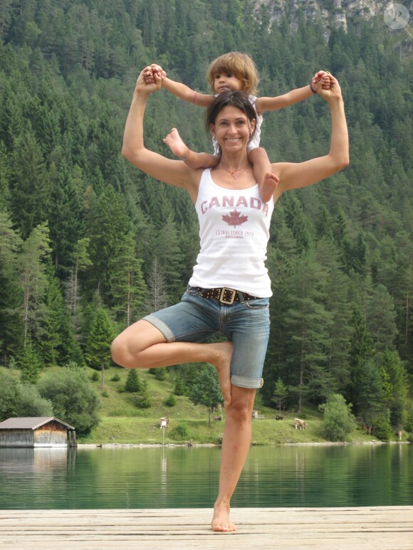 Exclusif - Adeline Blondieau fait du yoga avec sa fille Wilona en Autriche, le 30 septembre 2013