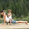 Exclusif - Adeline Blondieau fait du yoga avec sa fille Wilona en Autriche, le 30 septembre 2013