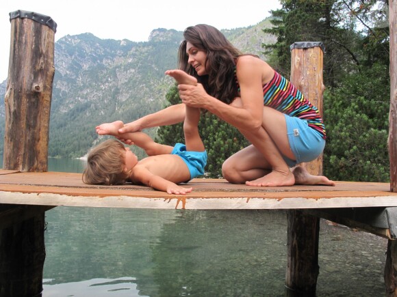 Exclusif - Adeline Blondieau fait du yoga avec sa fille Wilona en Autriche, le 30 septembre 2013