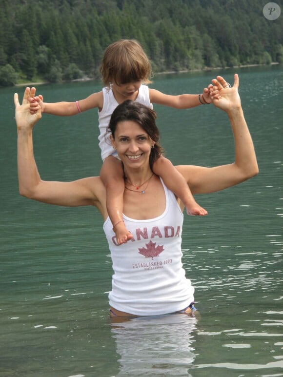Exclusif - Adeline Blondieau et sa fille Wilona font du yoga en Autriche, le 30 septembre 2013