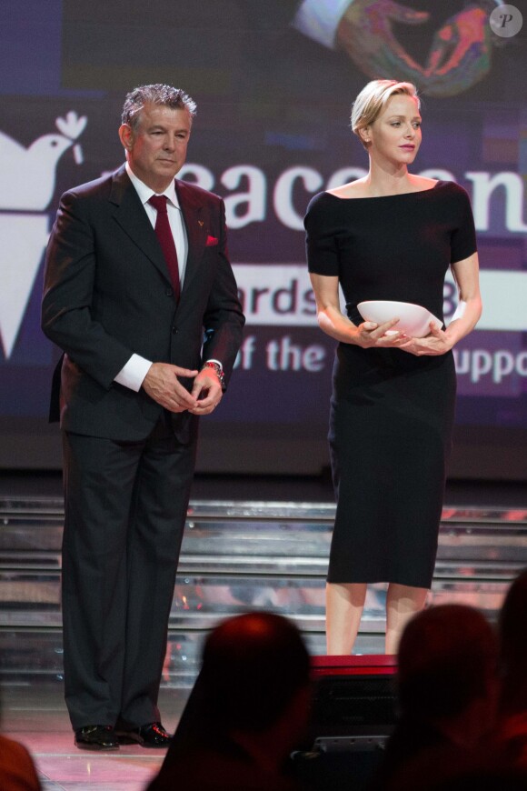 La princesse Charlene de Monaco et Joël Bouzou assistent au dîner de gala du forum Peace and Sport au Sporting de Monaco, le 7 novembre 2013.
