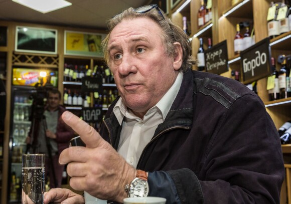 Gérard Depardieu dans une boutique de vin à Moscou en Russie le 5 novembre 2013