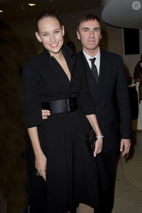 Leelee Sobieski et Raf Simons lors de la soirée Guggenheim International Gala 2013 à New York, le 7 novembre 2013.